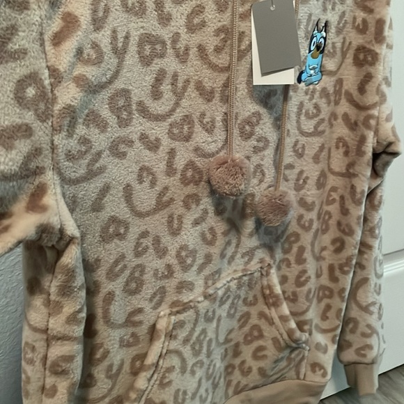 NWT Bluey women’s super soft hoodie, size S, “leopards” print with BLUEY letters - Picture 3 of 5